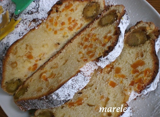 Штоллен с марципаном и курагой 1.JPG