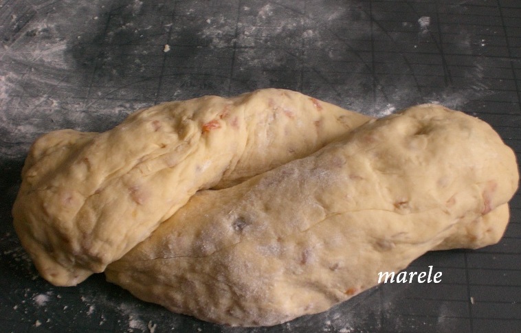 Штоллен с марципаном и курагой 6.JPG