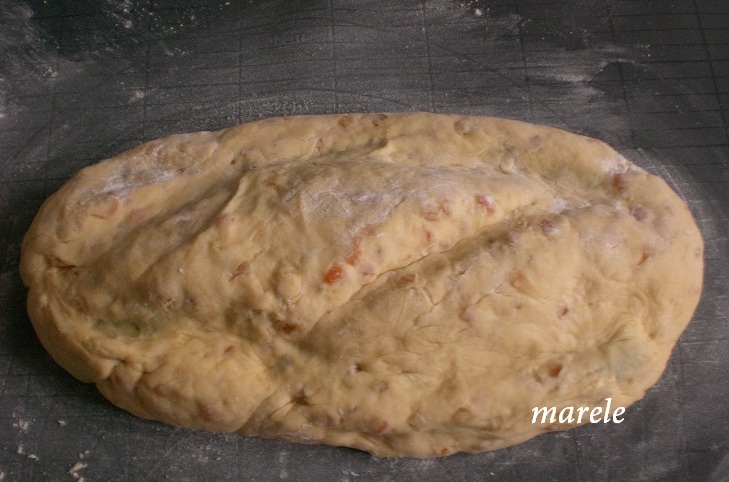 Штоллен с марципаном и курагой 7.JPG