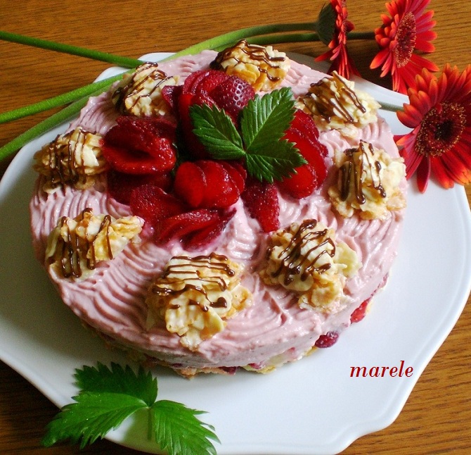Erdbeer-Knuspertorte.JPG