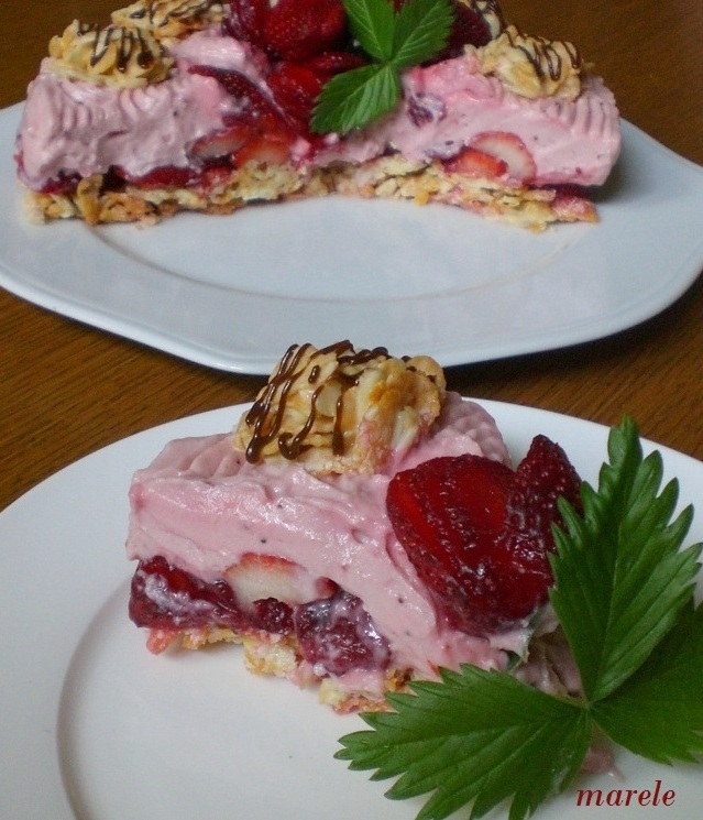 Erdbeer-Knuspertorte 1.JPG