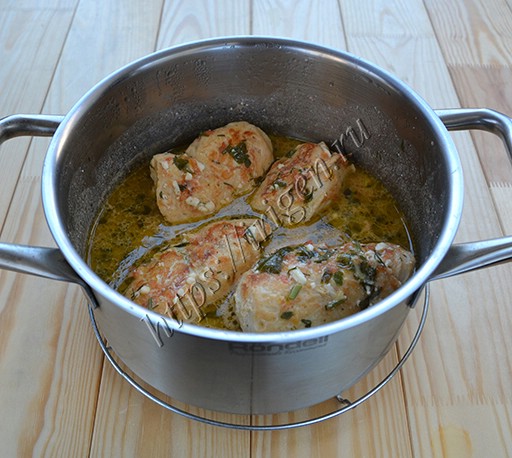 рулетики куриные с соусом песто